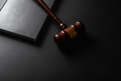 Gavel and law book representing the legal regulations surrounding brass knuckle knives