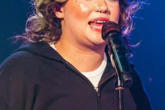 Lola Young biography photo